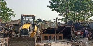 बोकारो एयरपोर्ट विस्तारीकरण के रास्ते से हटे अवैध अतिक्रमण, 60 झोपड़ियां ढहाई गई