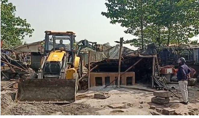 anti encroachment बोकारो एयरपोर्ट विस्तारीकरण के रास्ते से हटे अवैध अतिक्रमण, 60 झोपड़ियां ढहाई गई