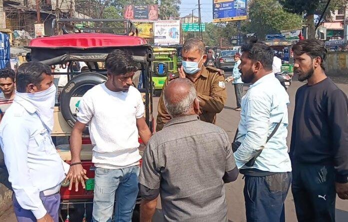 सवारी बैठाने को लेकर ऑटो-टोटो ड्राइवरों में विवाद और मारपीट