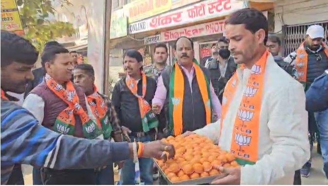 bjp celebration बिहार NDA की जीत का मना हजारीबाग में जश्नः विधायक प्रदीप प्रसाद ने मनाई खुशी, बांटी मिठाइयां और की आतिशबाजी