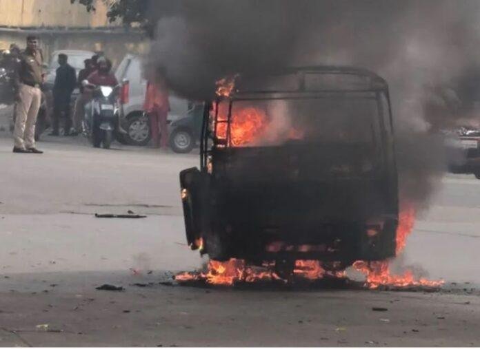 CNG Auto Blast: टाटानगर रेलवे स्टेशन के बाहर सीएनजी ऑटो में दो धमाके, मौके पर मची अफरा-तफरी