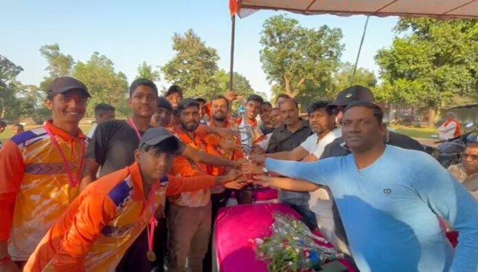 जय बजरंग क्लब सरिया के क्रिकेट मैच में अविवाहित टीम की शानदार जीत, 5 विकेट से हराया