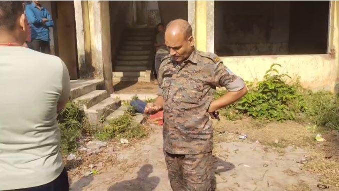 dead body found near school Bokaro: सेक्टर 12A इस्पात विद्यालय में मिला बहादुर का शव, इलाके में फैली दहशत