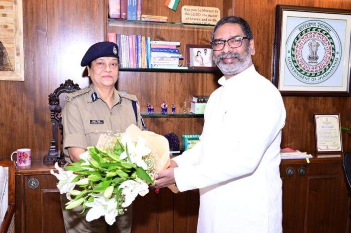DGP तदाशा मिश्रा ने संभाली कमान, मुख्यमंत्री हेमंत सोरेन से की शिष्टाचार भेंट