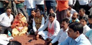 धनबाद व्यापारी हमले के विरोध में बाजार समिति बंदः धरना में पहुंचे सांसद-विधायक, 7-8 करोड़ का हुआ नुकसान