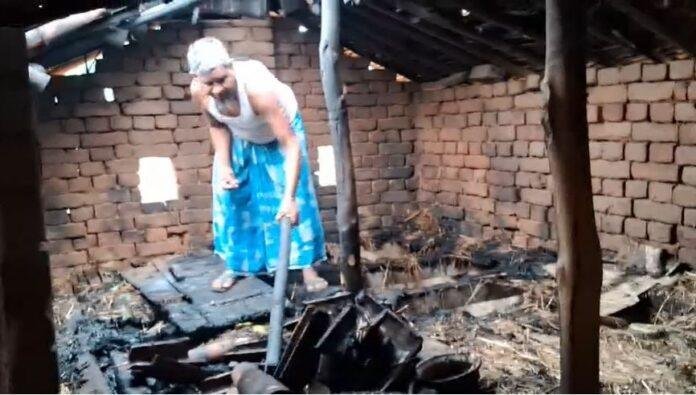 भीषण आग से मिट्टी का घर जलकर राखः एक परिवार बेघर, पचास हजार से अधिक का नुकसान