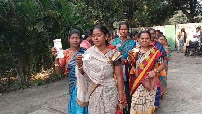 घाटशिला उपचुनाव 2025: महुलिया में सुबह-सुबह वोटरों की आवाजाही, विकास बना मुख्य मुद्दा,14 नवंबर को आएगा नतीजा