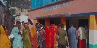 गोपालगंज में पहले चरण का मतदान कड़ी सुरक्षा व्यवस्था के बीच जारी, वोटरों की लगी लंबी कतार