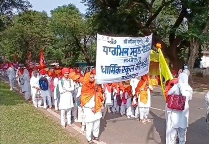 Jamshedpur: श्रद्धा से मनाई गई गुरु नानक जयंती, नगर कीर्तन में उमड़ा श्रद्धा और सेवा का सैलाब