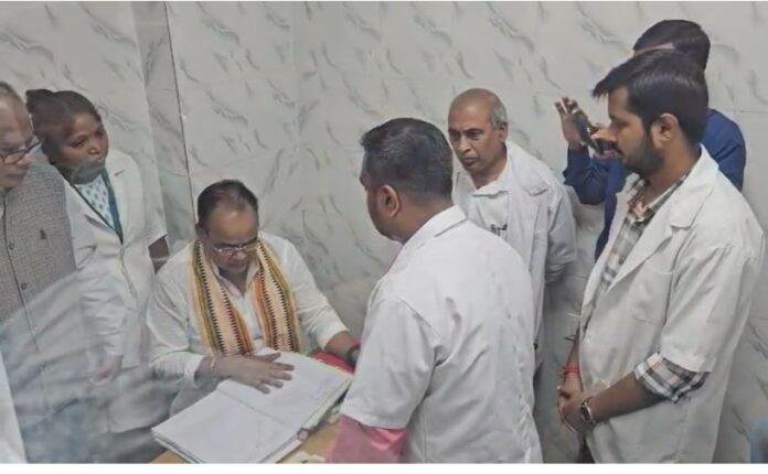 डॉ. इरफान अंसारी बोले- HIV संक्रमित खून चढ़ाने की घटना एक “सोची-समझी बड़ी साजिश” का हिस्सा है, हजारीबाग अस्पताल के औचक निरीक्षण के दौरान दिया बयान