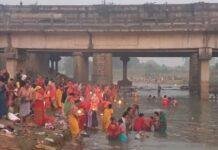 कार्तिक पूर्णिमा पर श्रद्धालुओं की उमड़ी भीड़, स्वर्णरेखा और खरकई नदी में लगाई आस्था की डुबकी कार्तिक पूर्णिमा पर श्रद्धालुओं की उमड़ी भीड़, स्वर्णरेखा और खरकई नदी में लगाई आस्था की डुबकी