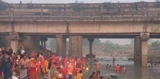 कार्तिक पूर्णिमा पर श्रद्धालुओं की उमड़ी भीड़, स्वर्णरेखा और खरकई नदी में लगाई आस्था की डुबकी