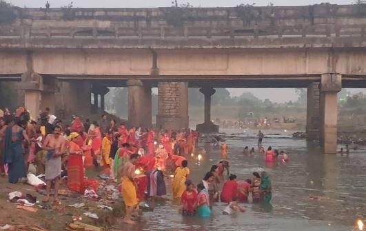 कार्तिक पूर्णिमा पर श्रद्धालुओं की उमड़ी भीड़, स्वर्णरेखा और खरकई नदी में लगाई आस्था की डुबकी