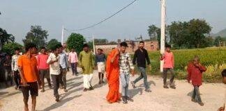 शादीशुदा महिला के साथ आपत्तिजनक स्थिति में पकड़ाया प्रेमी, ग्रामीण हैरान..