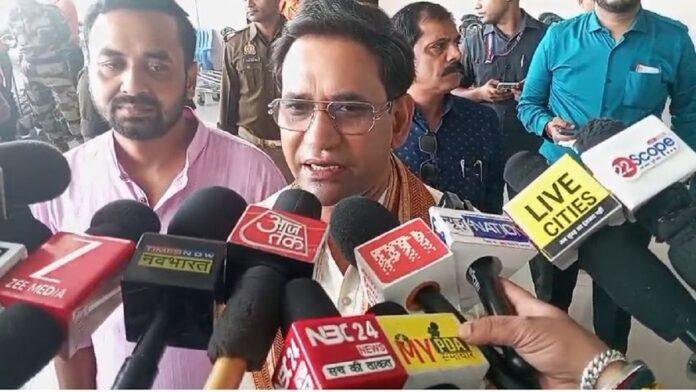 बीजेपी सांसद निरहुआ का खेसारी लाल पर बड़ा आरोप, बोले जनता इनके जाल में फंसने वाली नहीं है बीजेपी सांसद निरहुआ का खेसारी लाल पर बड़ा आरोप, बोले जनता इनके जाल में फंसने वाली नहीं है