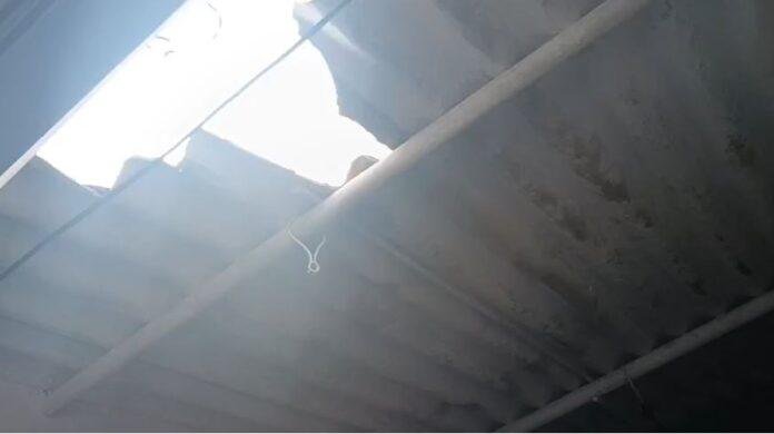 Ramgarh: छत काटकर तीन दुकानों में लाखों की चोरी, पुलिस जांच में जुटी, सुरक्षा पर उठे सवाल