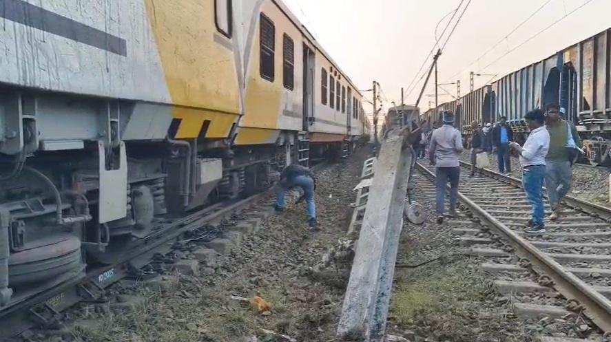 दुमका : रामपुरहाट - जसीडीह पैसेंजर ट्रेन रामपुरहाट - जसीडीह पैसेंजर ट्रेन बेपटरी | 22Scope News rampurhat passenger 1 22Scope News