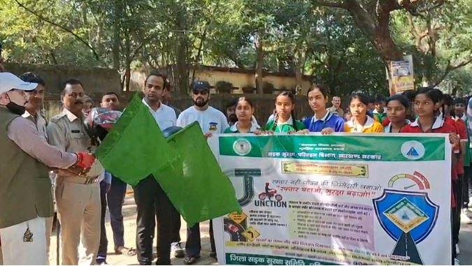 Jamtara: सड़क सुरक्षा अभियान: बच्चों ने यातायात नियमों के प्रति किया जागरूक, दिया संदेश - “रफ्तार घटाओ, सुरक्षा बढ़ाओ”