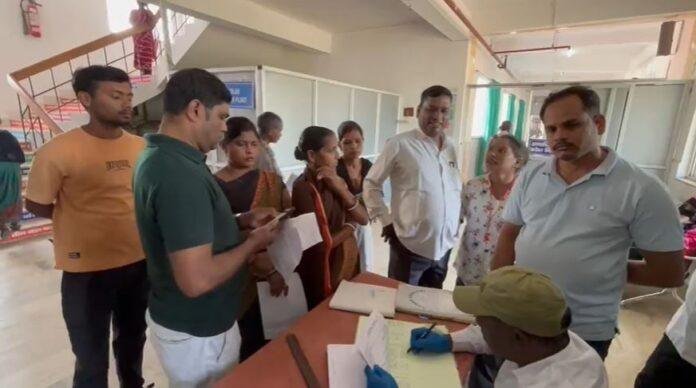 धनबाद में बंदरों का आतंक: अब तक 56 लोग घायल, सदर अस्पताल में वैक्सीन के लिए उमड़ी भीड़