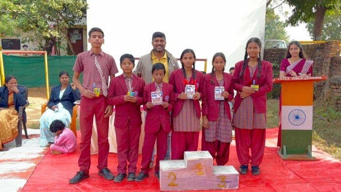 Sariya: स्थापना दिवस और बाल दिवस पर प्रतियोगिताओं का आयोजन, बच्चों ने बढ़चढ़ कर लिया हिस्सा