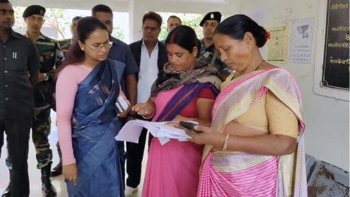 चान्हो प्रखंड कार्यालय में सन्नाटाः मंत्री शिल्पी नेहा तिर्की ने किया औचक निरीक्षण, CO-BDO समेत अधिकांश कर्मचारी मिले नदारद