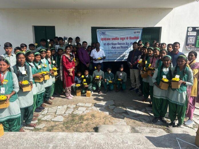 एनएमएल पकरी बरवाडीह ने छात्रों को दिए सोलर लैम्प, बोर्ड परीक्षा की तैयारी में अनियमित बिजली नहीं बनेगी बाधा