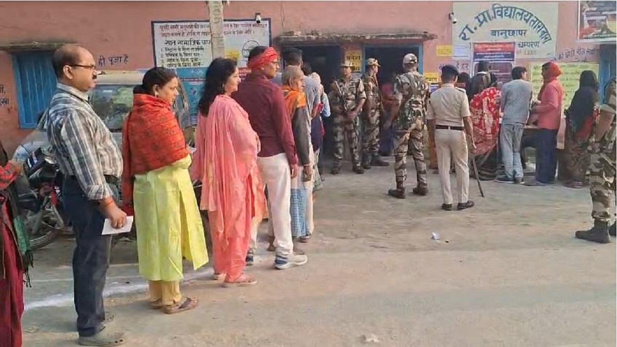 कड़ी सुरक्षा के बीच 20 जिलों में शुरू हुआ दूसरे चरण का मतदान, मतदान को उमड़ने लगी भीड़ 2 22Scope News vc 1 22Scope News