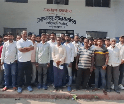 Sariya: सार्वजनिक भूमि पर कब्जे के विरोध में ग्रामीणों ने सरिया सीओ को सौंपा आवेदन