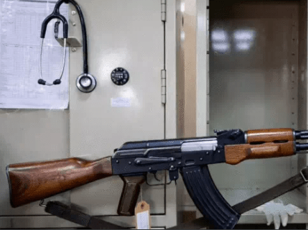 Srinagar: पूर्व सरकारी डॉक्टर के लॉकर से निकला AK-47