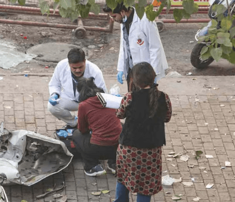 Delhi Blast: कार के 42 टुकड़ों को भेजा गया लैब Delhi Blast: कार के 42 टुकड़ों को भेजा गया लैब