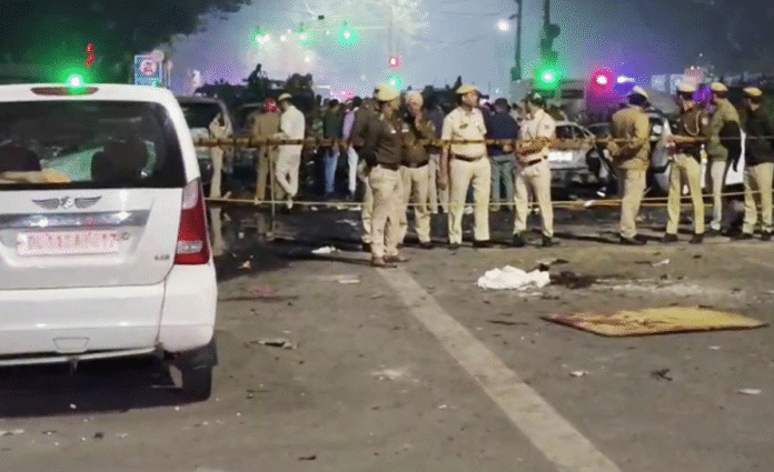 Delhi Blast: हड़बड़ी में हुआ धमाका! Delhi Blast: हड़बड़ी में हुआ धमाका!