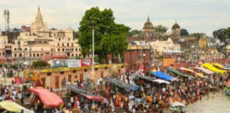 UP: पवित्र सरयू के किनारे उमड़ी श्रद्धालुओं की भीड़