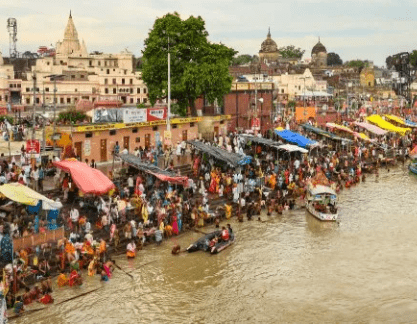 UP: पवित्र सरयू के किनारे उमड़ी श्रद्धालुओं की भीड़