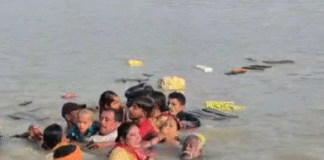 UP: सरयू नदी में पलटी श्रद्धालुओं से भरी नाव