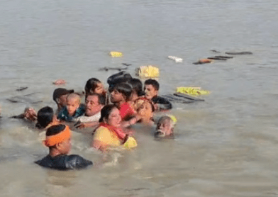 UP: सरयू नदी में पलटी श्रद्धालुओं से भरी नाव