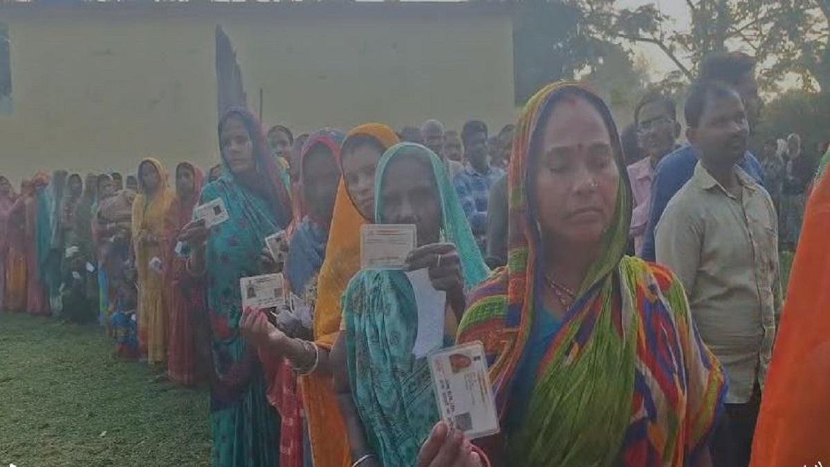 कड़ी सुरक्षा के बीच मधेपुरा के चारों विधानसभा क्षेत्र में मतदान प्रक्रिया शुरू, मतदान केन्द्रों पर लगी लंबी कतार 7 22Scope News 22Scope News