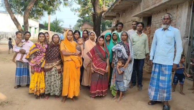 आवास योजना में घोटाला! मुखिया प्रतिनिधि पर गरीब महिलाओं से रुपए वसूलने का आरोप