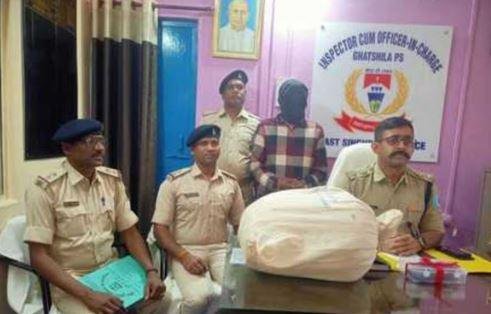 गांजा तस्कर गिरफ्तार घाटशिला: बहरागोड़ा बस स्टैंड पर 20 किलो गांजा के साथ तस्कर गिरफ्तार