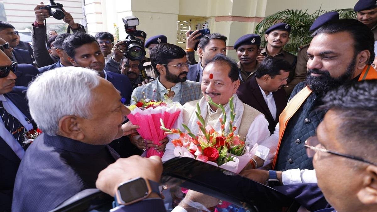 विधानसभा पहुँचे मुख्यमंत्री नीतीश कुमार, उपमुख्यमंत्री सम्राट चौधरी और विजय सिन्हा ने गुलदस्ता देकर किया स्वागत | 22Scope News 11186fa8 d027 4b51 9bab 606aedc29f48 22Scope News