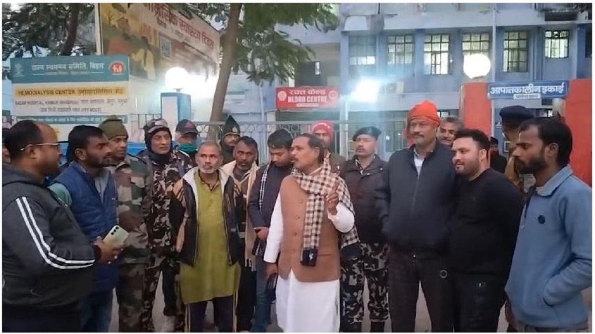 सदर अस्पताल के औचक निरीक्षण में भभुआ विधायक नाराज़, गंदगी और अव्यवस्था पर नगर परिषद को लगाई फटकार | 22Scope News 2a 22Scope News