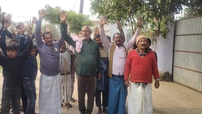 बांका जिले के अमरपुर प्रखंड अंतर्गत गोरगम्मा पंचायत में पीसीसी सड़क निर्माण में अनियमितता को लेकर भड़के ग्रामीण