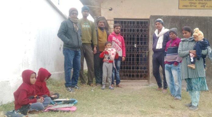 Nirsa News: आंगनबाड़ी केंद्र में ताला लगा, बच्चों को ठंड में पढ़ने के लिए मजबूर होना पड़ा , जांच की मांग