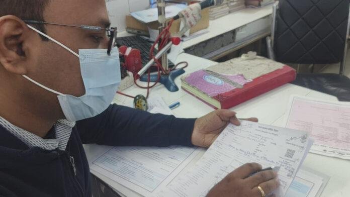 कलयुगी मां ने अपने नवजात शिशु को फेंकी, पुलिस व महिला हेल्पलाइन द्वारा अस्पताल में कराया गया भर्ती