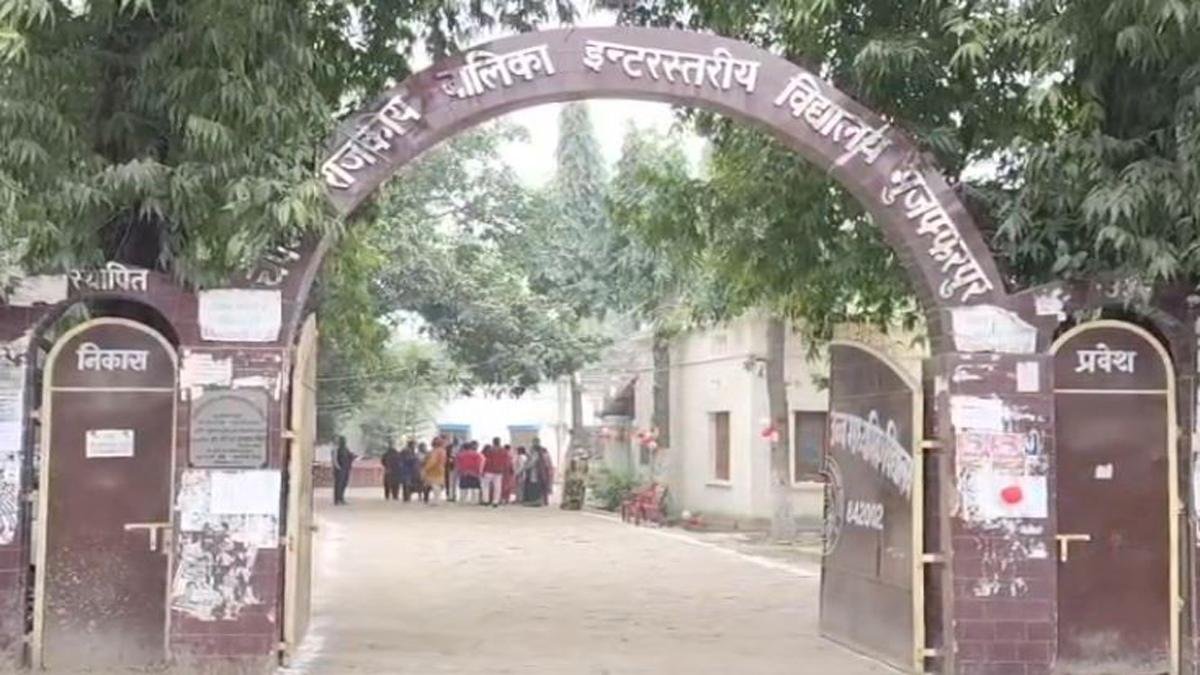 राजभूषण चौधरी ने चैपमैन गर्ल्स हाईस्कूल का किया उद्घाटन, 12 सरकारी स्कूलों को सेनेटरी पैड वेंडिंग मशीन इंसीनेटर कराया उपलब्ध | 22Scope News BJP MP 1 22Scope News