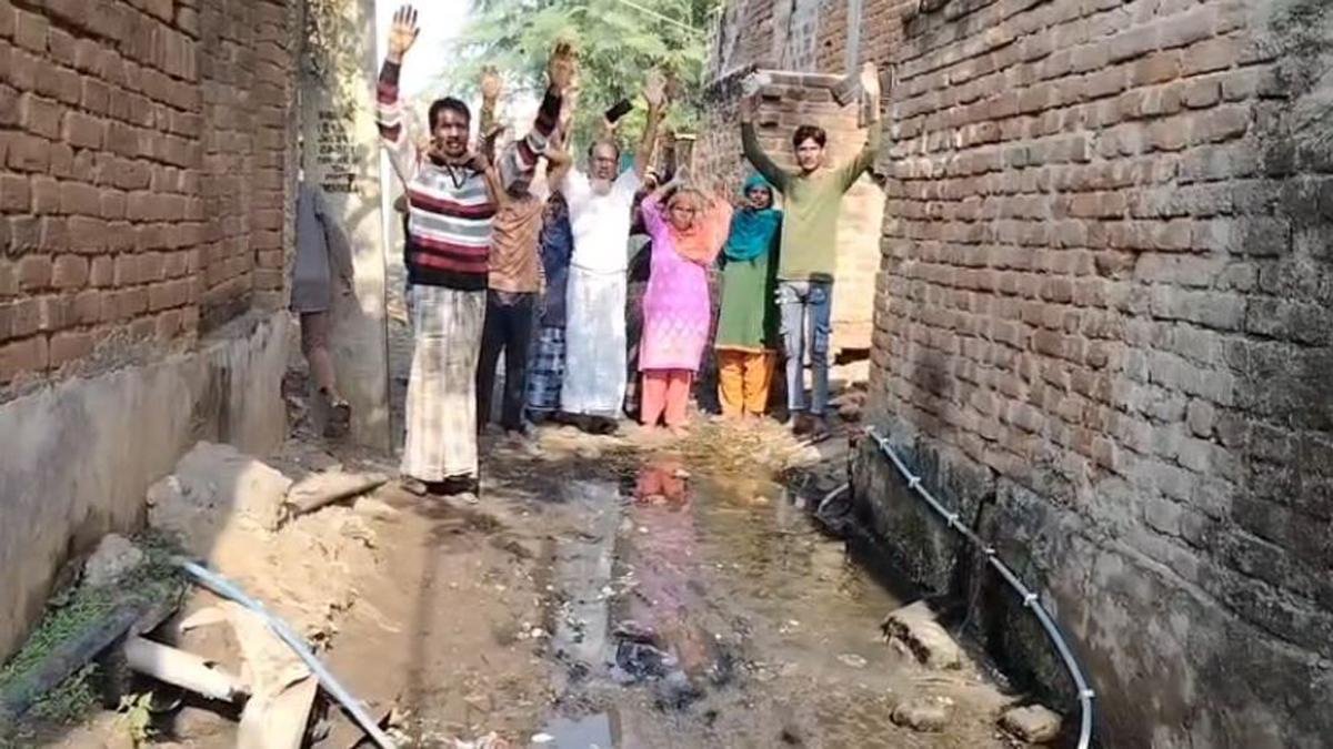 10 वर्षों से नाले की उड़ाही नहीं होने से वार्ड वासियों का फूटा आक्रोश, प्रदर्शन कर नगर प्रतिनिधियों के खिलाफ की नारेबाजी | 22Scope News Banka Nala 2 22Scope News