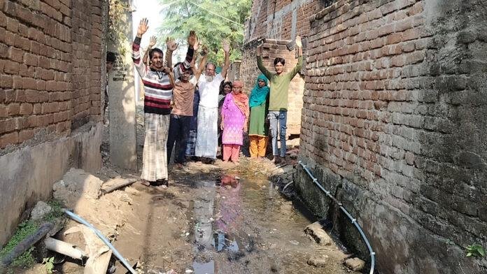 10 वर्षों से नाले की उड़ाही नहीं होने से वार्ड वासियों का फूटा आक्रोश, प्रदर्शन कर नगर प्रतिनिधियों के खिलाफ की नारेबाजी
