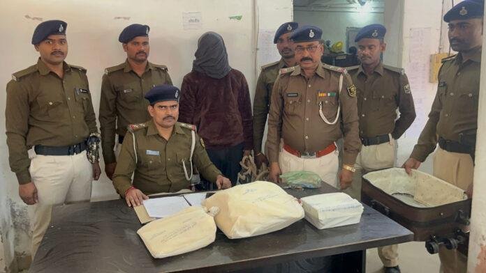 मरांची पुलिस ने एक कुख्यात गांजा तस्कर को धर दबोचा