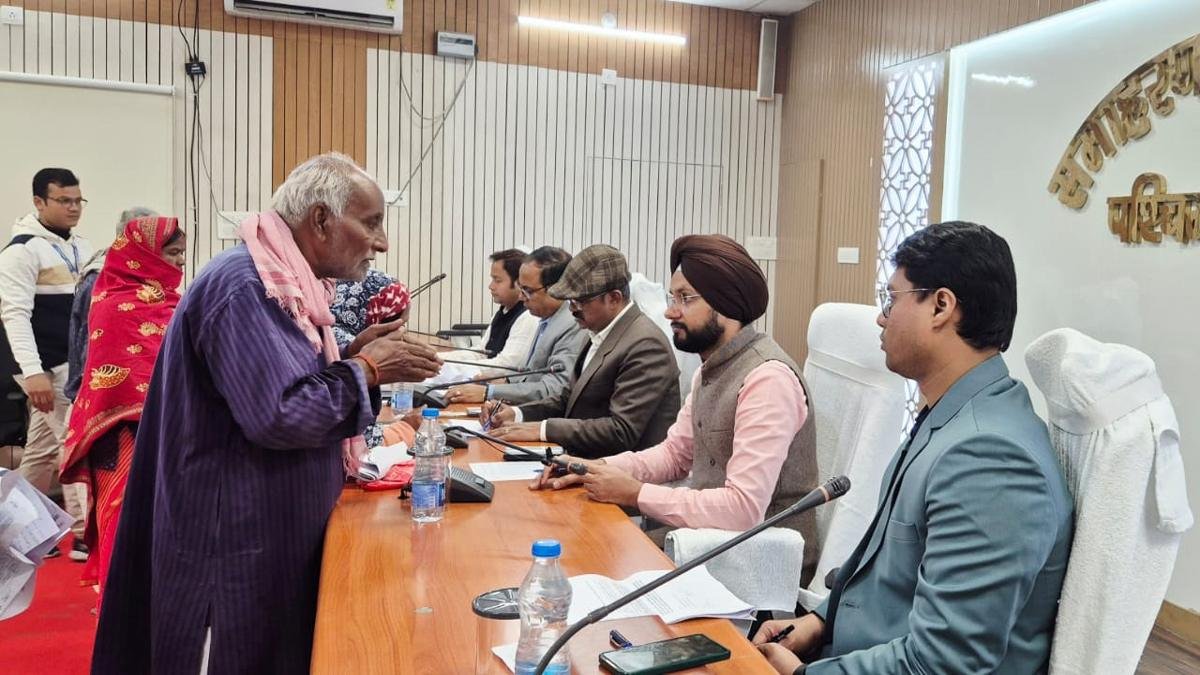 DM की अध्यक्षता में जनता दरबार, 35 फरियादियों की सुनी गई शिकायतें | 22Scope News Betia DM 1 22Scope News