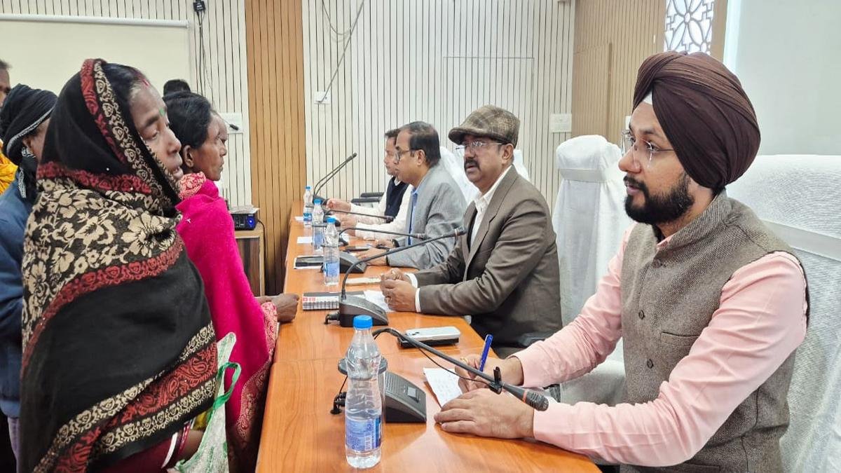 DM की अध्यक्षता में जनता दरबार, 35 फरियादियों की सुनी गई शिकायतें | 22Scope News Betia DM 2 22Scope News