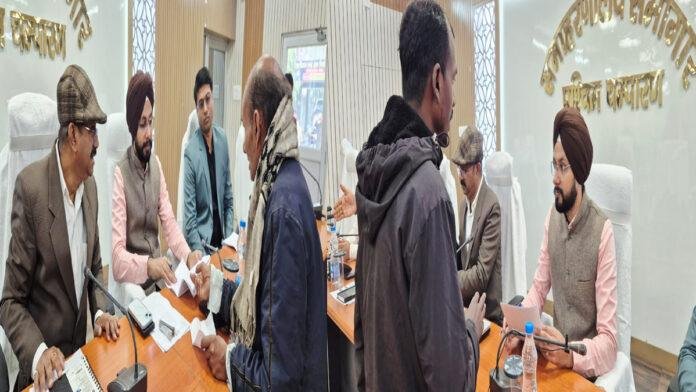 DM की अध्यक्षता में जनता दरबार, 35 फरियादियों की सुनी गई शिकायतें